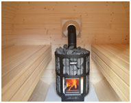 Fass-Sauna innen mit Holzofen